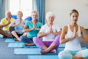 joga dla seniorow jakie zalety maja zajecia jogi dla osob 3575710