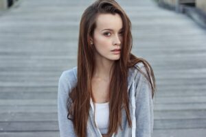 dziewczyna z pięknymi naturalnymi włosami