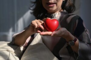 Strona główna 12 smiling middle aged woman holding heart shape eld 2023 11 27 05 33 15 utc 1