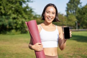 Strona główna 6 smiling asian fitness girl with rubber yoga mat s 2023 11 27 04 53 50 utc
