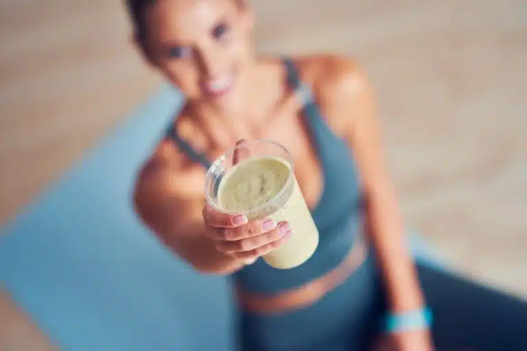 Najlepsze smoothie białkowe po treningu: przepisy i wartości odżywcze