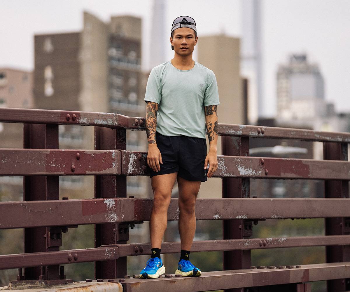 Mężczyzna pozujący w butach do biegania New Balance Rebel