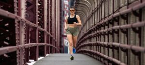 Strona główna 6 Kobieta biegnąca metalowym mostem w butach New Balance Rebel