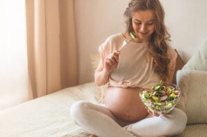 Jak dieta przed ciążą i po porodzie wpływa na zdrowie mamy i dziecka?