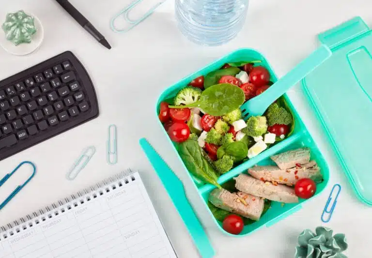 Lunch do pracy bez mikrofalówki: jak złożyć posiłek, który smakuje na zimno?