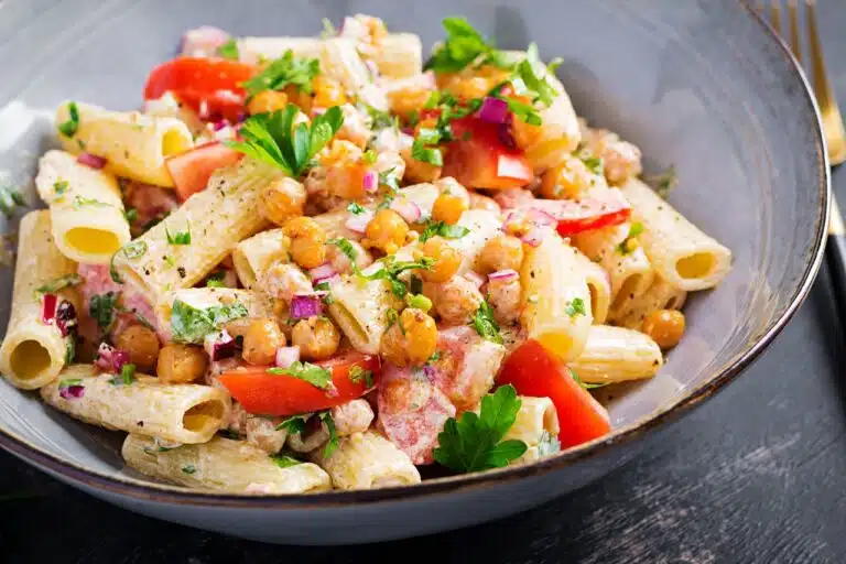 Jedna puszka ciecierzycy, trzy pomysły: sałatka, pasta i ciepła patelnia
